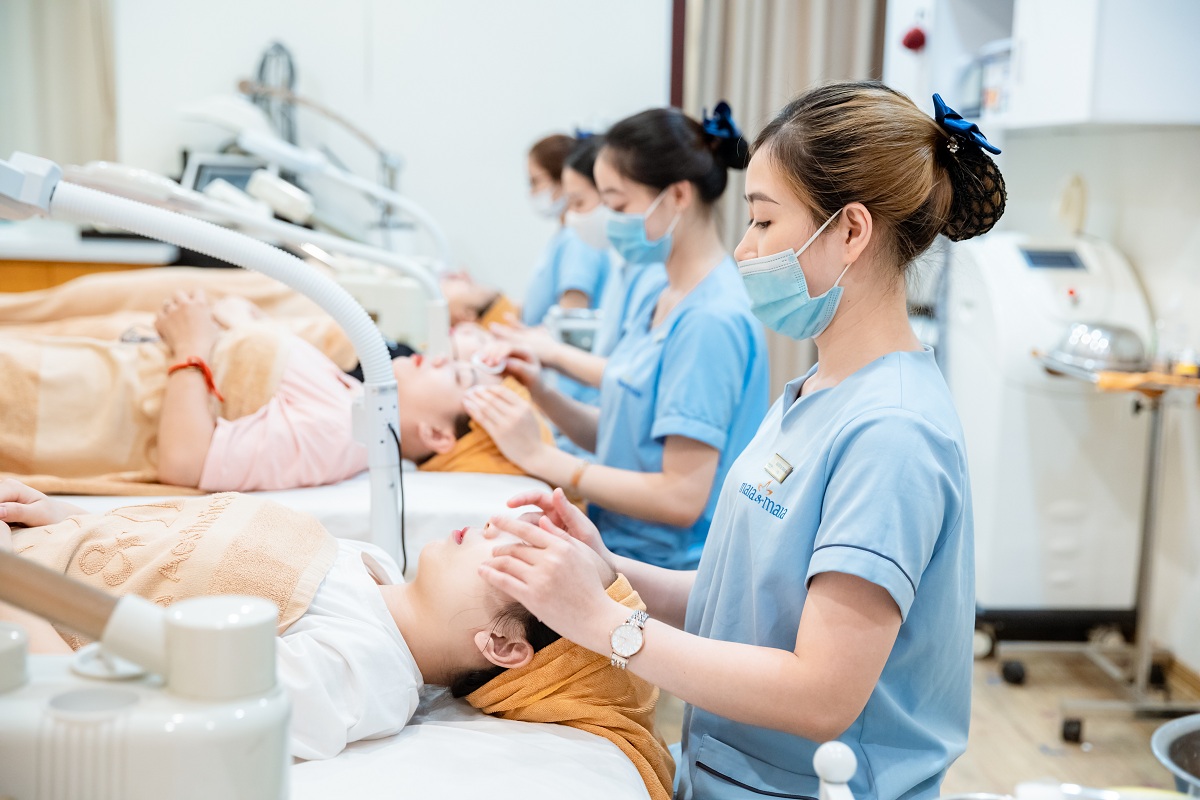 Đội ngũ nhân viên y tá tay nghề cao Đội ngũ nhân viên y tá tay nghề cao