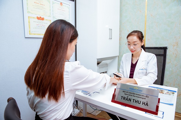 Bác sĩ thăm khám bệnh cho khách hàng tại phòng khám