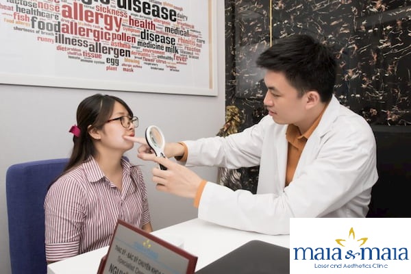 Hình ảnh : Thạc sỹ - Bác sĩ Nguyễn Văn Hoàn đang thăm khám cho bệnh nhân Thăm khám