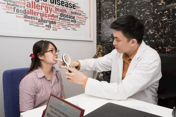 Thạc sỹ - Bác sĩ Nguyễn Văn Hoàn đang thăm khám cho bệnh nhân tại PK chuyên khoa Da liễu Maia Thạc sỹ - Bác sĩ Nguyễn Văn Hoàn đang thăm khámcho bệnh nhân tại PK chuyên khoa Da liễu Maia