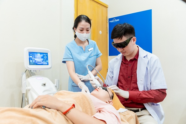 Hình ảnh: Thạc sĩ Bác sĩ Nguyễn Văn Hoàn hỗ trợ điều trị nám da bằng Laser Helios 3