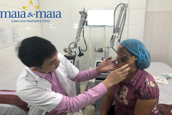 Hình ảnh: Thạc sỹ - Bác sĩ Nguyễn Văn Hoàn đang hỗ trợ điều trị bớt sắc tố cho bệnh nhân Hình ảnh: Thạc sỹ - Bác sĩ Nguyễn Văn Hoàn đang hỗ trợ điều trị bớt sắc tố cho bệnh nhân