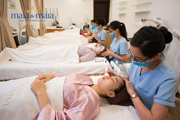 Khách hàng đến chăm sóc da chuyên sâu tại phòng khám Khách hàng đến chăm sóc da chuyên sâu tại phòng khám