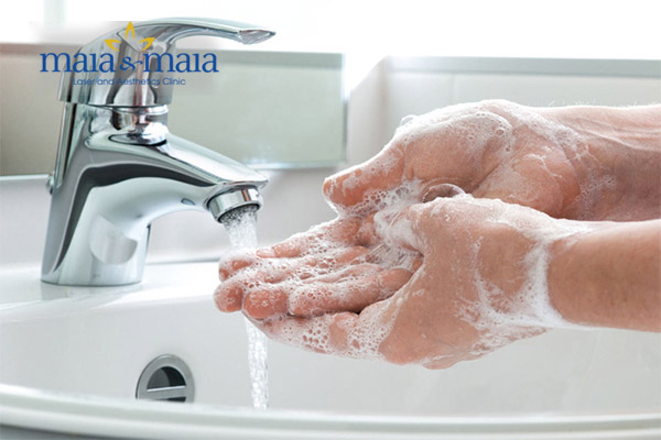 Nên rửa tay sạch trước khi rửa măt Nên rửa tay sạch trước khi rửa măt
