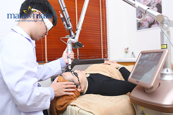 Bác sĩ tiến hành hỗ trợ điều trị sẹo Bác sĩ tiến hành hỗ trợ điều trị sẹo