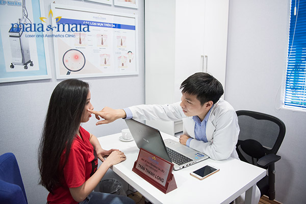 Bác sĩ thăm khám, tư vấn cho khách hàng Bác sĩ thăm khám, tư vấn cho khách hàng
