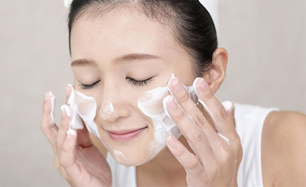 Rửa mặt hằng ngày Rửa mặt hằng ngày