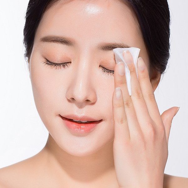 Dùng nước hoa hồng để tẩy trang