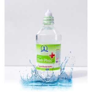 Sử dụng nước muối sinh lý để lau vùng da có mụn