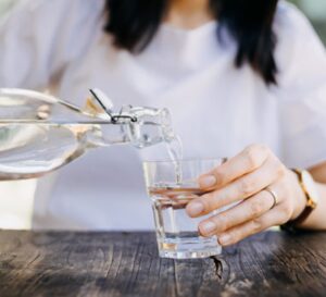 Lượng nước được khuyến nghị uống mỗi ngày là 1.5 - 2 lít