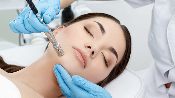 Mài da vi điểm tác dụng lên lớp da bề mặt và lấy đi các bụi bẩn, tế bào chết