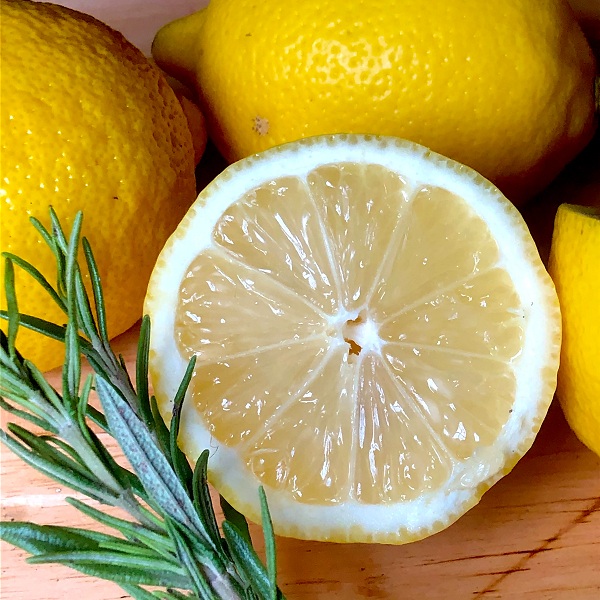 Nước cốt chanh có thể tẩy da chết và làm sáng da