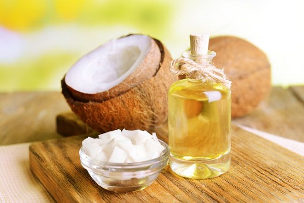 Dầu dừa hỗ trợ khắc phục chứng rụng tóc rất tốt