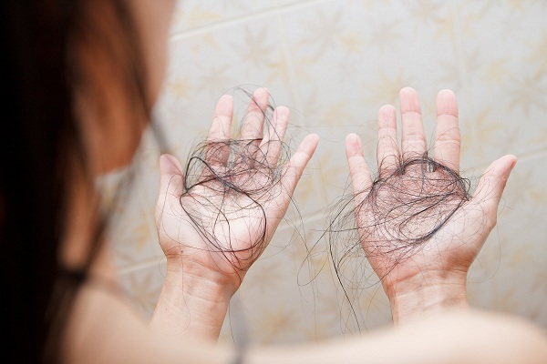 Rụng tóc nhiều dẫn tới tóc bị mỏng nhanh chóng