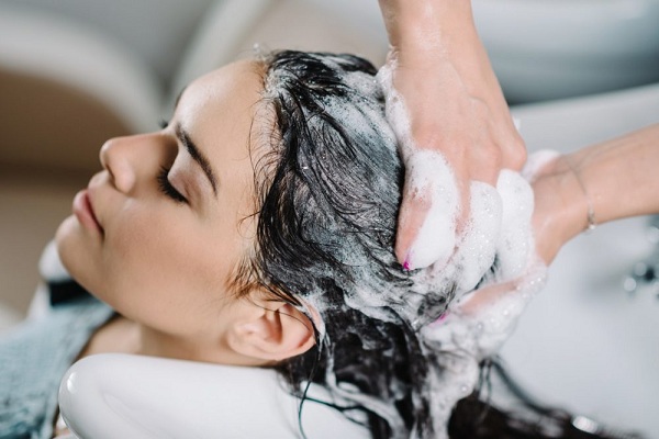 Sử dụng chung với dầu gội là một cách sử dụng dầu hương thảo để dưỡng tóc