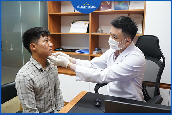 mụn trứng cá quanh miệng
