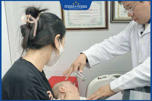 bác sĩ thăm khám tình trạng